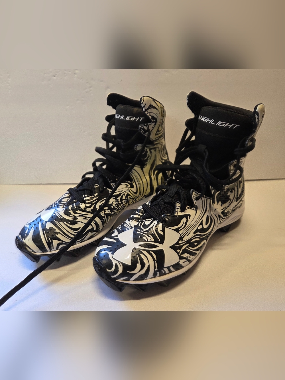 Under Armour Highlight Cleats Youth Size 4.5y usa Black/White Yellow